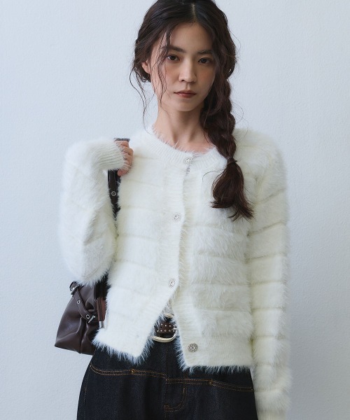 Clum(クルム)の「jewel button shaggy knit cardigan / ビジューボタンシャギーニットカーディガン(ニット/セーター・レディース・ホワイト/ブラック・FREE)」の2枚目の写真