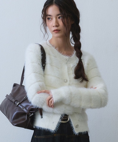 Clum(クルム)の「jewel button shaggy knit cardigan / ビジューボタンシャギーニットカーディガン(ニット/セーター・レディース・ホワイト/ブラック・FREE)」の8枚目の写真