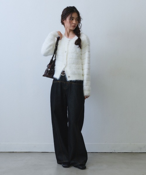 Clum(クルム)の「jewel button shaggy knit cardigan / ビジューボタンシャギーニットカーディガン(ニット/セーター・レディース・ホワイト/ブラック・FREE)」の17枚目の写真