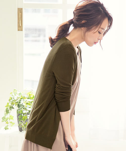 KOBE LETTUCE（コウベレタス）の「選べる3デザイン　ウォッシャブルシルクタッチニットカーディガン（カーディガン/ボレロ・レディース・チャコールグレー/チェリーピンク/ダークオレンジ/ミント/ネイビー/ロイヤルブルー/イエロー/コーラル/レッド/ワインレッド/レッド系その他/カーキ/サックスブルー/ピンクベージュ/モスグリーン/ライム/キャメル/ライトグレー/ブラウン/アイボリー/ブラック/ライトピンク/ベージュ/パープル系その他/マスタード/パープル/オレンジ/パープル系その他2/グリーン系その他/ブラウン系その他/ブルーグリーン/グレイッシュベージュ/ブルー系その他4/ライトカーキ/ホワイト系その他2/ピンク系その他4/ピンク系その他6/ターコイズブルー/ブルー系その他7/イエロー系その他3/グリーン系その他7/オレンジ系その他4/オレンジ系その他6/その他1/その他2/その他4/その他3/その他14/その他16/その他11/レッド系その他3/イエロー系その他5/その他9/その他15/その他8/その他10/その他13/その他12/その他5/ライトイエロー/ラベンダー/ホワイト系/ブルー/ピンク/グリーン/パープル系1/オレンジ系/イエロー系1/パープル系3/ブルー系1/グリーン系3/カーキ系/ブラック系/オレンジ系1/イエロー系2/ピンク系2/ライトグレー系/グレー系/ベージュ系/ホワイト系1/ホワイト系2/ワイン系/ブルー系2/パープル系4/グリーン系4/グリーン系5/ネイビー系/ピンク系1・1/2/3）」の18枚目の写真