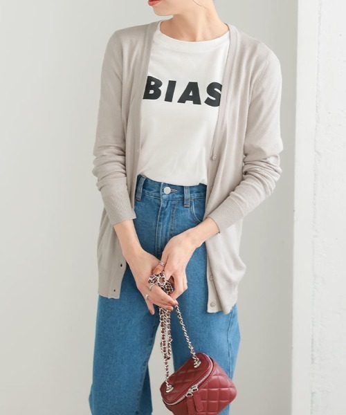 KOBE LETTUCE（コウベレタス）の「選べる3デザイン　ウォッシャブルシルクタッチニットカーディガン（カーディガン/ボレロ・レディース・チャコールグレー/チェリーピンク/ダークオレンジ/ミント/ネイビー/ロイヤルブルー/イエロー/コーラル/レッド/ワインレッド/レッド系その他/カーキ/サックスブルー/ピンクベージュ/モスグリーン/ライム/キャメル/ライトグレー/ブラウン/アイボリー/ブラック/ライトピンク/ベージュ/パープル系その他/マスタード/パープル/オレンジ/パープル系その他2/グリーン系その他/ブラウン系その他/ブルーグリーン/グレイッシュベージュ/ブルー系その他4/ライトカーキ/ホワイト系その他2/ピンク系その他4/ピンク系その他6/ターコイズブルー/ブルー系その他7/イエロー系その他3/グリーン系その他7/オレンジ系その他4/オレンジ系その他6/その他1/その他2/その他4/その他3/その他14/その他16/その他11/レッド系その他3/イエロー系その他5/その他9/その他15/その他8/その他10/その他13/その他12/その他5/ライトイエロー/ラベンダー/ホワイト系/ブルー/ピンク/グリーン/パープル系1/オレンジ系/イエロー系1/パープル系3/ブルー系1/グリーン系3/カーキ系/ブラック系/オレンジ系1/イエロー系2/ピンク系2/ライトグレー系/グレー系/ベージュ系/ホワイト系1/ホワイト系2/ワイン系/ブルー系2/パープル系4/グリーン系4/グリーン系5/ネイビー系/ピンク系1・1/2/3）」の15枚目の写真