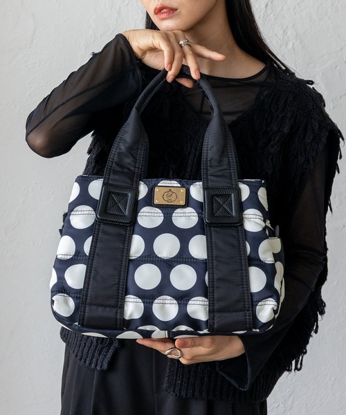 VitaFelice(ヴィータフェリーチェ)の「キルティングトートバッグ(M)(トートバッグ・レディース・チャコールグレー/ブラック/ベージュ/パープル/ネイビー/カーキ/ピンク/アイボリー/グレー系その他/ナチュラル/パープル系その他/ワイン/ブラック系その他/ベージュ系その他/グレー/ブラウン/パープル系その他2/チャコール/ライトグレー/ドット/カモフラージュ・FREE)」の21枚目の写真