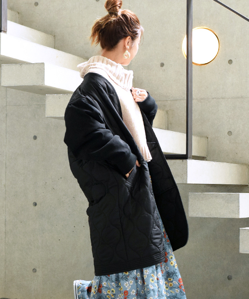 w closet（ダブルクローゼット）の「ひょうたんキルティング袖切替ロングコート（その他アウター・レディース・ブラック/カーキ・FREE）」の14枚目の写真