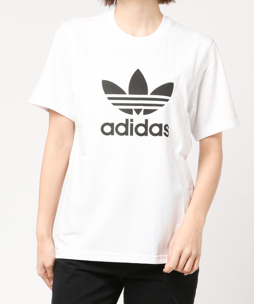 adidas（アディダス）の「【adidas】コットン素材で快適な着心地を実現！フロントロゴジャスト丈クルーネックTシャツ/adidas HERI TREFOIL TEE（Tシャツ/カットソー・レディース・ホワイト/ブラック・FREE）」の2枚目の写真