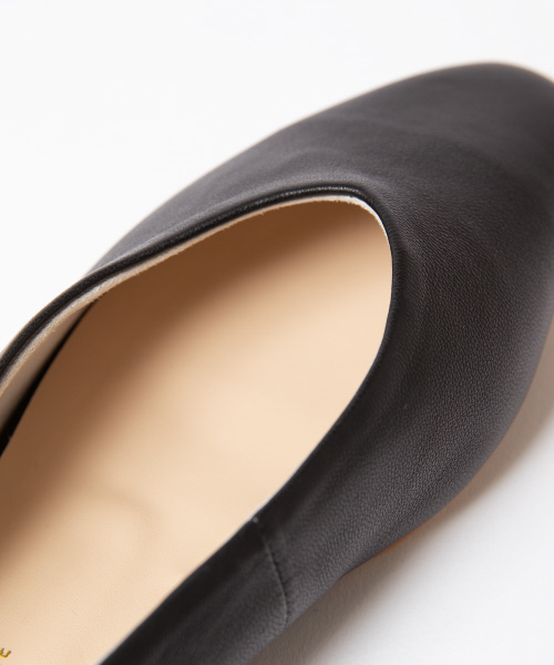 PICHE ABAHOUSE（ピシェ アバハウス）の「バブーシュ2WAYフラットシューズ（パンプス・レディース・ホワイト/ブラック/シルバー・40/38/39/35/36/37/34）」の6枚目の写真