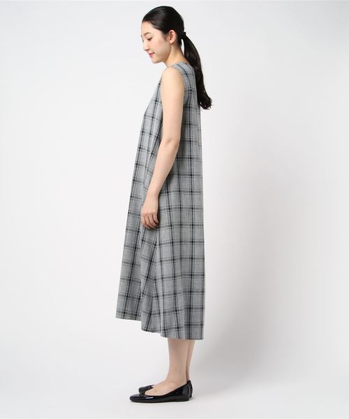 TRUDEA(トルディア)の「リネンライク チェック柄ノースリーブワンピース(ワンピース・レディース・ブラック/ブラウン/アイボリー・MEDIUM)」の4枚目の写真