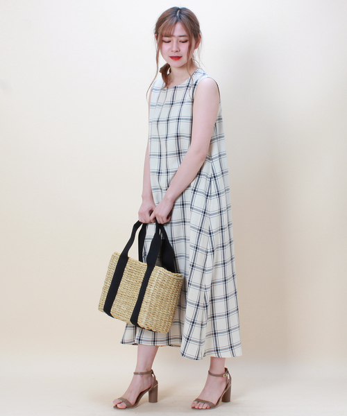 TRUDEA(トルディア)の「リネンライク チェック柄ノースリーブワンピース(ワンピース・レディース・ブラック/ブラウン/アイボリー・MEDIUM)」の3枚目の写真