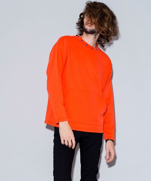 NO ID.(ノーアイディ)の「【NO ID.】Neck Embroidery Pullover / ネック 刺繍 プルオーバー(Tシャツ/カットソー・メンズ・ブラック/オレンジ/パープル/アイボリー・1/2)」の1枚目の写真