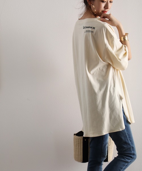 classicalelf(クラシカルエルフ)の「ショルダーロゴバックプリント サイドスリット入り無地クルーネックビッグシルエットTシャツ(半端袖)(Tシャツ/カットソー・レディース・ブラウン/ベージュ/ホワイト/ブラック・X-LARGE/MEDIUM)」の4枚目の写真