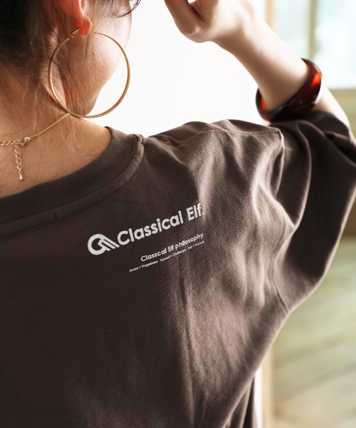 classicalelf(クラシカルエルフ)の「ショルダーロゴバックプリント サイドスリット入り無地クルーネックビッグシルエットTシャツ(半端袖)(Tシャツ/カットソー・レディース・ブラウン/ベージュ/ホワイト/ブラック・X-LARGE/MEDIUM)」の3枚目の写真