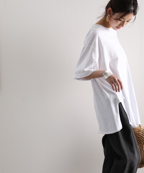 classicalelf(クラシカルエルフ)の「ショルダーロゴバックプリント サイドスリット入り無地クルーネックビッグシルエットTシャツ(半端袖)(Tシャツ/カットソー・レディース・ブラウン/ベージュ/ホワイト/ブラック・X-LARGE/MEDIUM)」の10枚目の写真