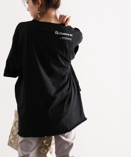 classicalelf(クラシカルエルフ)の「ショルダーロゴバックプリント サイドスリット入り無地クルーネックビッグシルエットTシャツ(半端袖)(Tシャツ/カットソー・レディース・ブラウン/ベージュ/ホワイト/ブラック・X-LARGE/MEDIUM)」の11枚目の写真