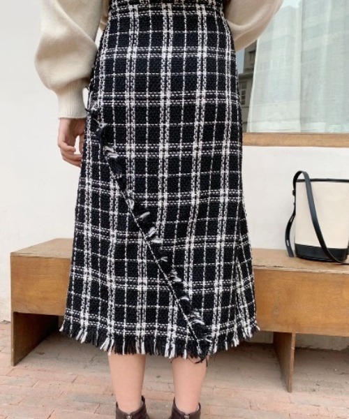 emi+（エミプラス）の「フリンジチェック柄ロングスカート（スカート・レディース・ブラック/ホワイト・S/M/L）」の13枚目の写真