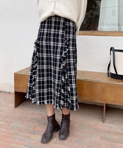 emi+（エミプラス）の「フリンジチェック柄ロングスカート（スカート・レディース・ブラック/ホワイト・S/M/L）」の14枚目の写真
