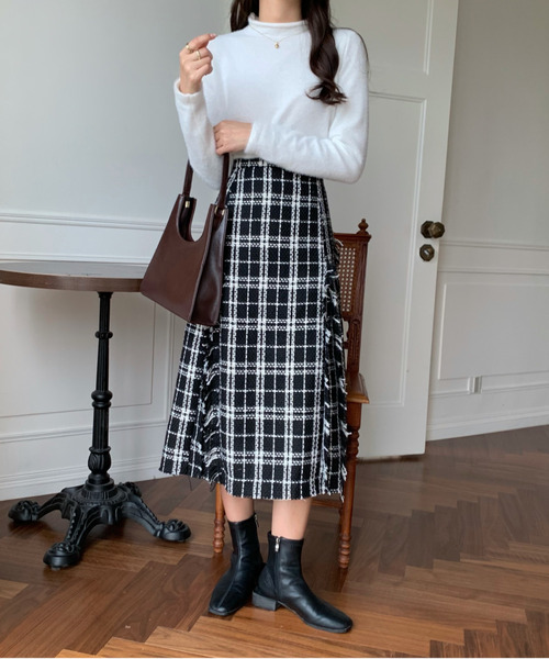 emi+（エミプラス）の「フリンジチェック柄ロングスカート（スカート・レディース・ブラック/ホワイト・S/M/L）」の21枚目の写真
