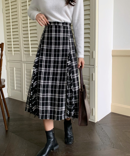 emi+（エミプラス）の「フリンジチェック柄ロングスカート（スカート・レディース・ブラック/ホワイト・S/M/L）」の17枚目の写真