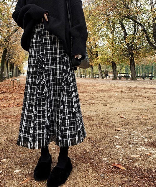 emi+（エミプラス）の「フリンジチェック柄ロングスカート（スカート・レディース・ブラック/ホワイト・S/M/L）」の15枚目の写真