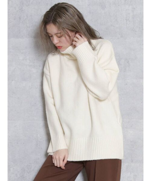 dazzlin（ダズリン）の「バックスリットラインタートルニットトップス（ニット/セーター・レディース・ブラック/アイボリー/モカ/ベージュ・FREE）」の2枚目の写真