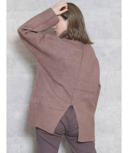 dazzlin（ダズリン）の「バックスリットラインタートルニットトップス（ニット/セーター・レディース・ブラック/アイボリー/モカ/ベージュ・FREE）」の4枚目の写真