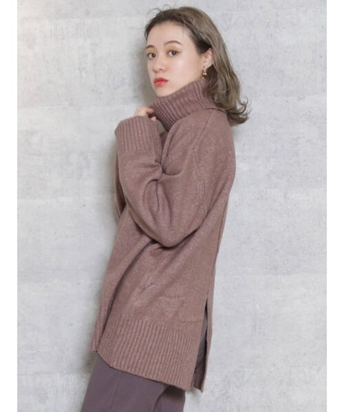 dazzlin（ダズリン）の「バックスリットラインタートルニットトップス（ニット/セーター・レディース・ブラック/アイボリー/モカ/ベージュ・FREE）」の6枚目の写真