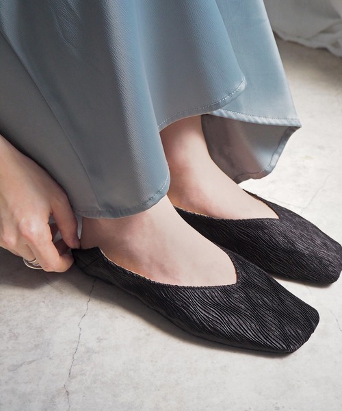 minia(ミニア)の「斜めワイドスクエアトゥのVカットフラットパンプス/かかとが踏めるバブーシュ(パンプス・レディース・ブラック/ベージュ/シルバー/アイボリー/ライトグリーン/パイソン/ホワイト系その他/ベージュ系その他/ブラウン/ゴールド系1/ピンク/ゼブラ/グリーン/イエロー/ベージュ系その他2/ブラック系その他/ガンメタ/レオパード/ブラック系その他2/ブラック系その他3・23.0cm/24.0cm/25.0cm/26.0cm/22.0cm/25.5cm/22.5cm/24.5cm/23.5cm)」の5枚目の写真