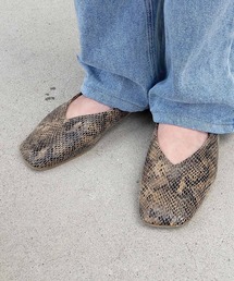 斜めワイドスクエアトゥのVカットフラットパンプス/かかとが踏めるバブーシュ