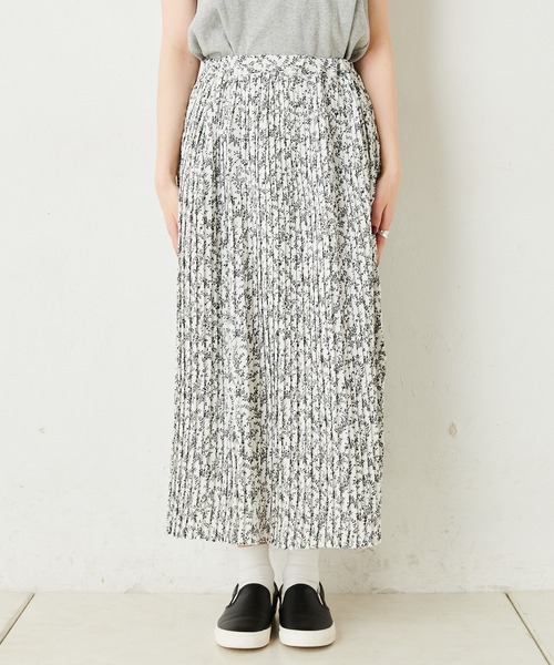 PUAL CE CIN（ピュアルセシン）の「【WEB限定】花柄プリントプリーツスカート（スカート・レディース・ホワイト/ブラック・FREE）」の8枚目の写真