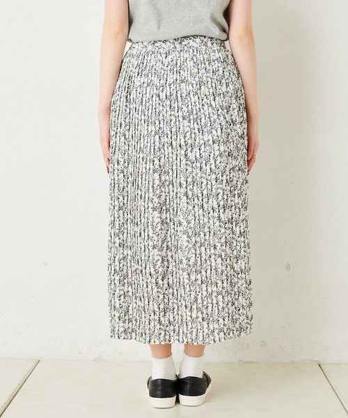 PUAL CE CIN（ピュアルセシン）の「【WEB限定】花柄プリントプリーツスカート（スカート・レディース・ホワイト/ブラック・FREE）」の5枚目の写真