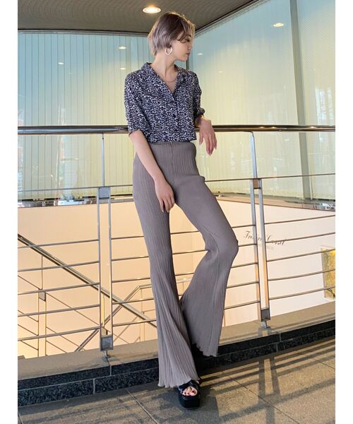 EMODA（エモダ）の「WIDE HOOPピアス（ピアス（両耳用）・レディース・シルバー/ゴールド・FREE）」の4枚目の写真