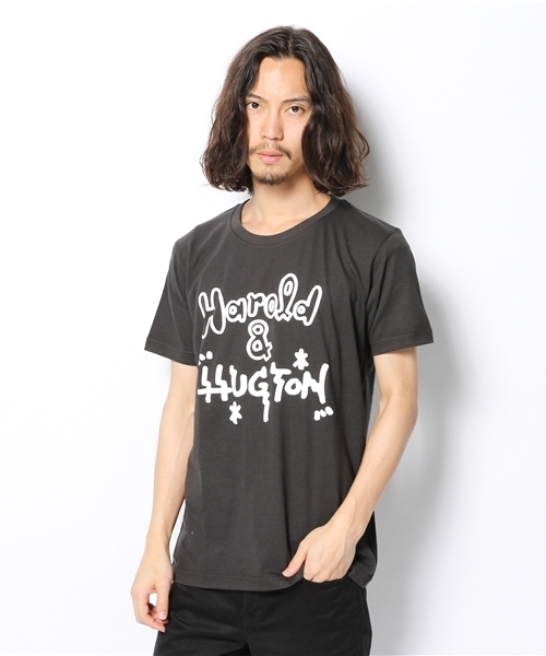 TOKYO CULTUART by BEAMS(トウキョウカルチャートバイビームス)の「安齋肇×かせきさいだぁ / Harold & Hugton T-shirt(Tシャツ/カットソー・メンズ・ブラック/レッド・LARGE/X-SMALL/MEDIUM/X-LARGE/SMALL)」の2枚目の写真