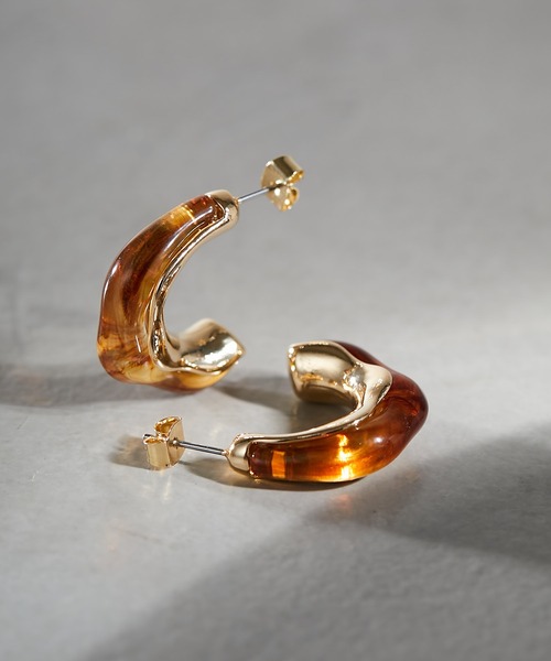 Chico(チコ)の「【新色追加】クリアニュアンスフープピアス(ピアス(両耳用)・レディース・ブラウン/クリア/ホワイト/ベージュ・FREE)」の3枚目の写真