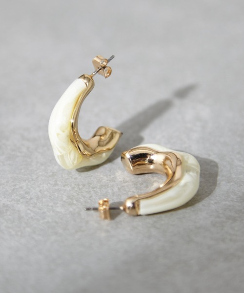 Chico(チコ)の「【新色追加】クリアニュアンスフープピアス(ピアス(両耳用)・レディース・ブラウン/クリア/ホワイト/ベージュ・FREE)」の2枚目の写真