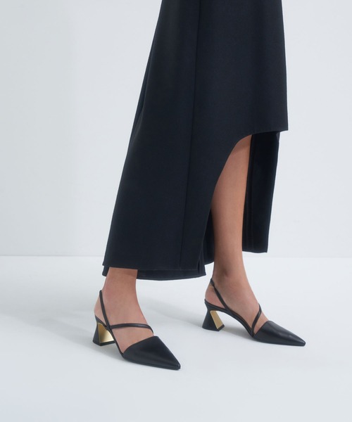 CHARLES & KEITH（チャールズ & キース）の「アシンメトリックストラップ ジオメトリックヒールパンプス / Asymmetric Strap Geometric Heel Pumps（パンプス・レディース・ブラック/オフホワイト・22.5cm/23cm/23.5cm/24.5cm/25cm/25.5cm）」の4枚目の写真