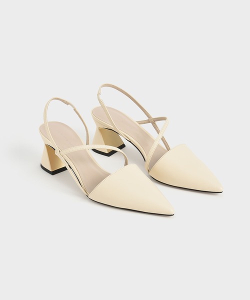 CHARLES & KEITH（チャールズ & キース）の「アシンメトリックストラップ ジオメトリックヒールパンプス / Asymmetric Strap Geometric Heel Pumps（パンプス・レディース・ブラック/オフホワイト・22.5cm/23cm/23.5cm/24.5cm/25cm/25.5cm）」の9枚目の写真