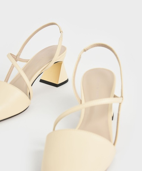 CHARLES & KEITH（チャールズ & キース）の「アシンメトリックストラップ ジオメトリックヒールパンプス / Asymmetric Strap Geometric Heel Pumps（パンプス・レディース・ブラック/オフホワイト・22.5cm/23cm/23.5cm/24.5cm/25cm/25.5cm）」の11枚目の写真