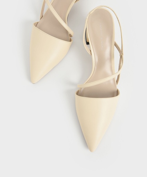 CHARLES & KEITH（チャールズ & キース）の「アシンメトリックストラップ ジオメトリックヒールパンプス / Asymmetric Strap Geometric Heel Pumps（パンプス・レディース・ブラック/オフホワイト・22.5cm/23cm/23.5cm/24.5cm/25cm/25.5cm）」の14枚目の写真