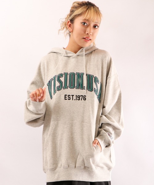 VISION STREET WEAR(ヴィジョンストリートウェア)の「VISION STREET WEAR ベロアワッペン裏毛フーディー(パーカー・レディース・チャコールグレー/パープル/マルチ/ワイン/キナリ・LL/M/L)」の2枚目の写真