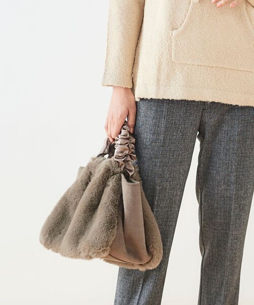 le.coeur blanc（ルクールブラン）の「ギャザーハンドルファーバッグ（ハンドバッグ・レディース・グレイッシュベージュ/ベージュ/ブラック・FREE）」の8枚目の写真