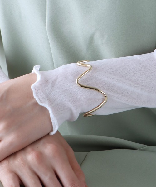 BLUEEAST（ブルーイースト）の「カーブバングル（バングル/リストバンド・レディース・シルバー/ゴールド・FREE）」の2枚目の写真