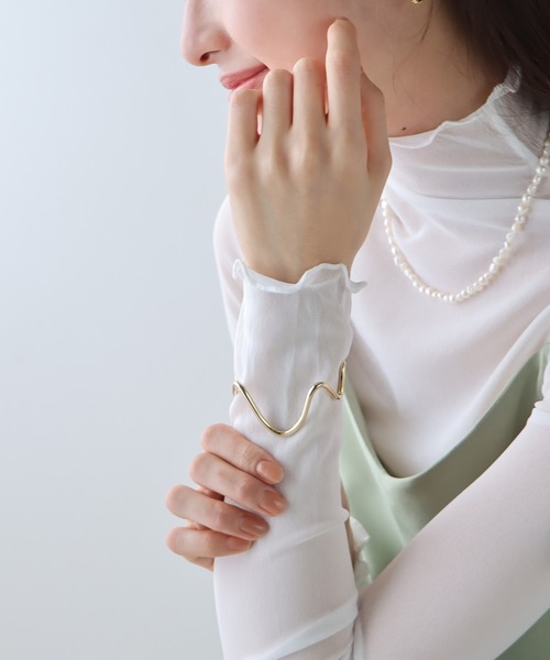 BLUEEAST（ブルーイースト）の「カーブバングル（バングル/リストバンド・レディース・シルバー/ゴールド・FREE）」の4枚目の写真