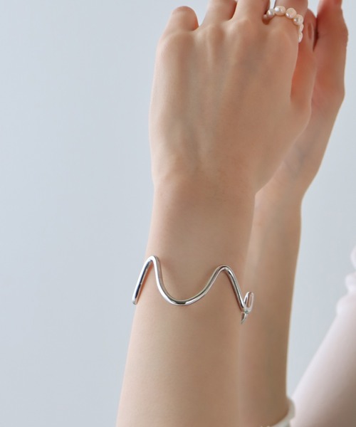 BLUEEAST（ブルーイースト）の「カーブバングル（バングル/リストバンド・レディース・シルバー/ゴールド・FREE）」の3枚目の写真