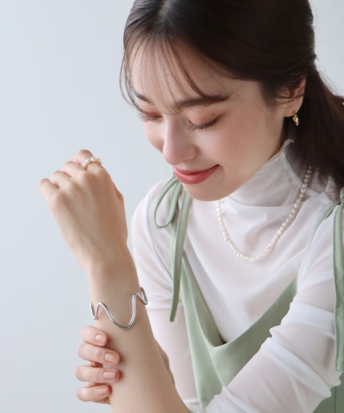 BLUEEAST（ブルーイースト）の「カーブバングル（バングル/リストバンド・レディース・シルバー/ゴールド・FREE）」の6枚目の写真