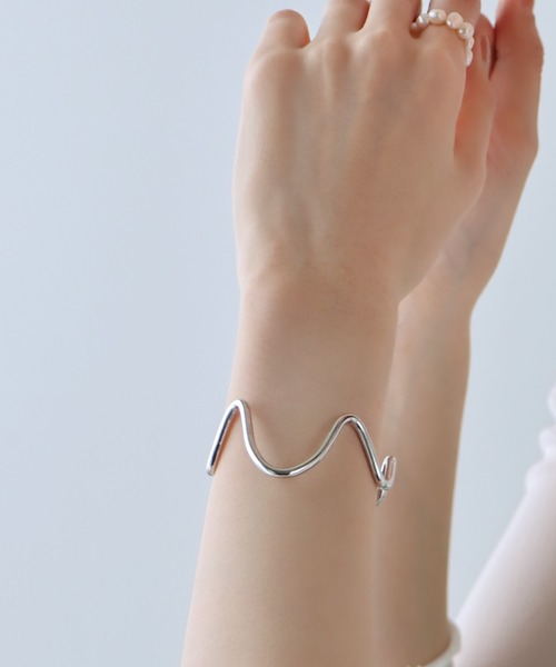 BLUEEAST（ブルーイースト）の「カーブバングル（バングル/リストバンド・レディース・シルバー/ゴールド・FREE）」の12枚目の写真