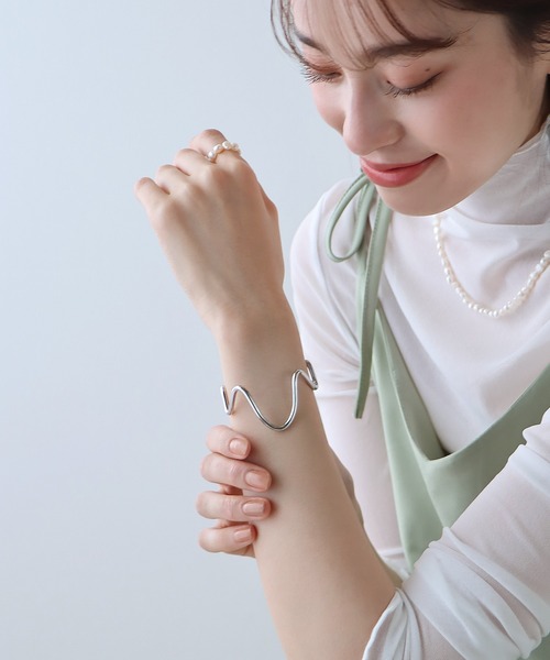 BLUEEAST（ブルーイースト）の「カーブバングル（バングル/リストバンド・レディース・シルバー/ゴールド・FREE）」の11枚目の写真