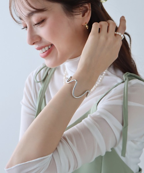 BLUEEAST（ブルーイースト）の「カーブバングル（バングル/リストバンド・レディース・シルバー/ゴールド・FREE）」の10枚目の写真