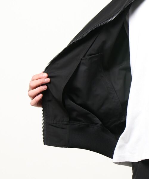 AZUL by moussy(アズールバイマウジー)の「GROSGRAIN BALLOON MA-1/グログランバルーンMA-1(MA-1・メンズ・ライトカーキ/ブラック・MEDIUM/LARGE)」の3枚目の写真