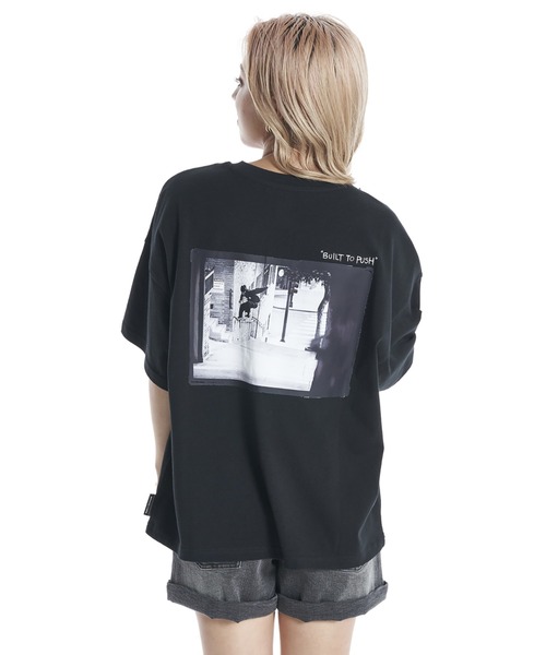 DC SHOES(ディーシーシューズ)の「22 WS PHOTO CROPPED/DCバックプリント半袖Tシャツ(Tシャツ/カットソー・レディース・ホワイト/ブラック/ベージュ・SMALL/MEDIUM)」の2枚目の写真