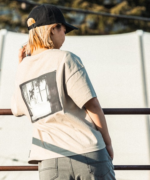 DC SHOES(ディーシーシューズ)の「22 WS PHOTO CROPPED/DCバックプリント半袖Tシャツ(Tシャツ/カットソー・レディース・ホワイト/ブラック/ベージュ・SMALL/MEDIUM)」の7枚目の写真