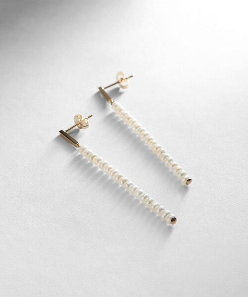 COCOSHNIK（ココシュニック）の「K10バロックパール ストレートライン スタッドピアス（ピアス（両耳用）・レディース・シルバー系・00）」の2枚目の写真