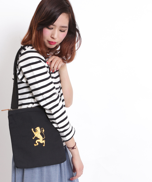 GIORDANO（ジョルダーノ）の「[GIORDANO]ライオン刺繍キャンバスショルダーバッグ (2015年モデル）（ショルダーバッグ・メンズ・ブラック/ブラック系その他/グリーン/カーキ/ネイビー/パープル/ピンク・FREE）」の3枚目の写真
